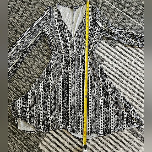 Express Brand / Black & White Dress - Picture 4 of 8